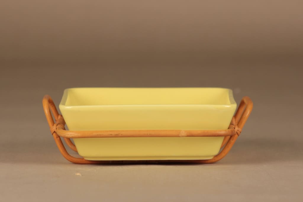 Arabia Kilta tarjoilukulho, rottinkitelineessä, suunnittelija Kaj Franck, rottinkitelineessä