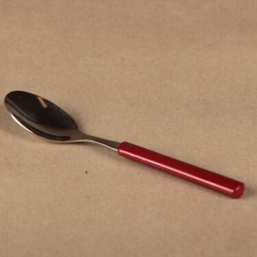 Hackman Hackminna pikkulusikka, tummanpunainen, suunnittelija Ahti Majuri,