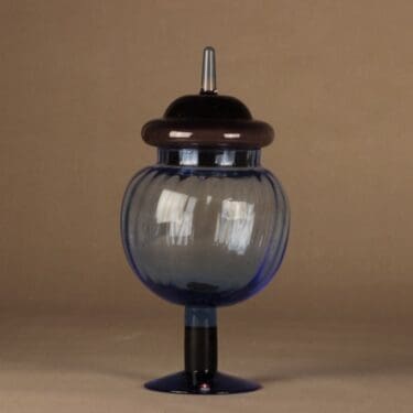 Nuutajärvi Pro Arte taide-esine, Iso-Äidin karkkipurkki, suunnittelija Kerttu Nurminen, Iso-Äidin karkkipurkki, signeerattu