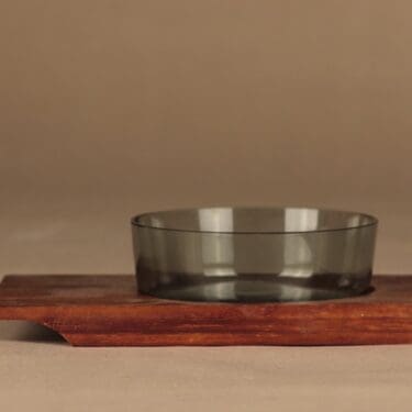 Nuutajärvi 1367 leikkeletarjotin, Teak-alustalla, suunnittelija Saara Hopea, Teak-alustalla