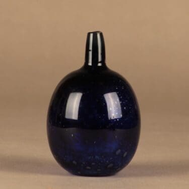 Nuutajärvi Mansikkapaikka koristepullo, tilaustyö, suunnittelija Oiva Toikka, tilaustyö, signeerattu