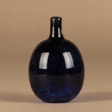 Nuutajärvi Mansikkapaikka koristepullo, tilaustyö, suunnittelija Oiva Toikka, tilaustyö, signeerattu