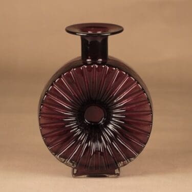 Riihimäen lasi Aurinkopullo, lila 3/4 suunnittelija Helena Tynell