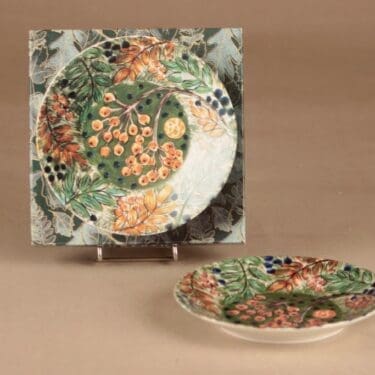 Arabia Pro Arte Hubertus lautanen, Pihlaja, suunnittelija Dorrit von Fieandt, Pihlaja, pihlaja