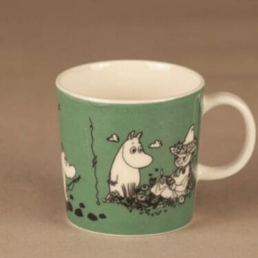 Arabia Muumi muumimuki, tummanvihreä, suunnittelija Tove Slotte-Elevant,