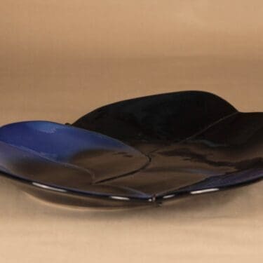 Arabia Pro Arte Viola, taidekeramiikkalautanen, suunnittelija Birger Kaipiainen, taidekeramiikkalautanen, numeroitu