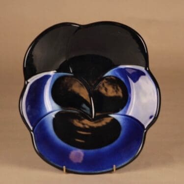 Arabia BK Viola, taidekeramiikkalautanen, suunnittelija Birger Kaipiainen, taidekeramiikkalautanen