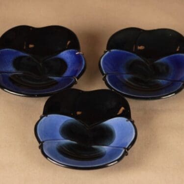 Arabia BK Viola, taidekeramiikkalautanen, 3 kpl, suunnittelija Birger Kaipiainen, taidekeramiikkalautanen