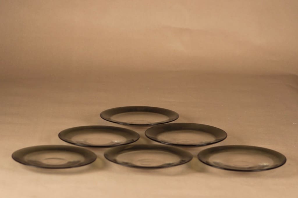 Iittala värireuna lautanen, kirkas, sammaleenvihreä reuna, 6 kpl, suunnittelija Timo Sarpaneva, 1 signeerattu