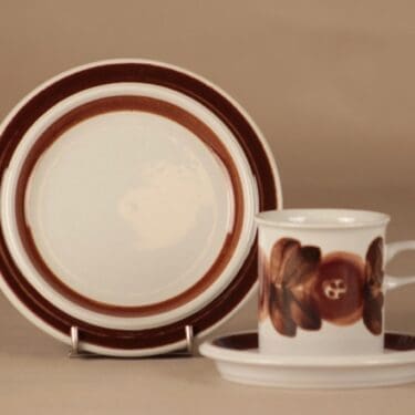 Arabia Rosmarin kahvikuppi ja lautaset(2),, suunnittelija Ulla Procope, , käsinmaalattu, signeerattu