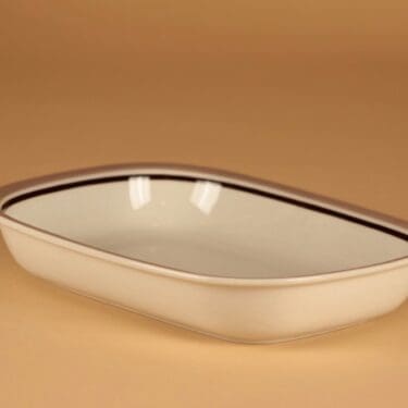 Arabia Koralli oven dish designer Raija Uosikkinen