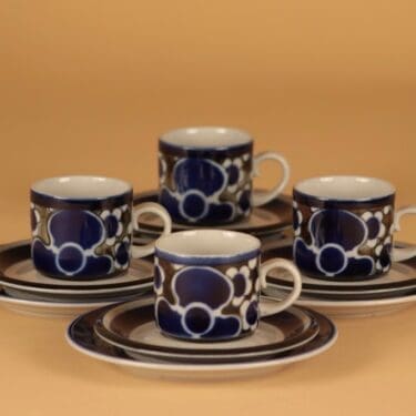 Arabia Saara kahvikuppi ja lautaset(2), sininen, ruskea, 4 kpl, suunnittelija Anja Jaatinen-Winquist, erikoiskoriste